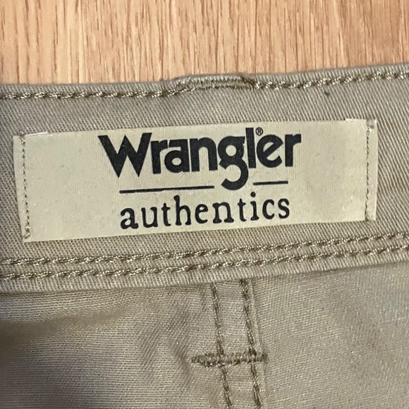 Wrangler Authentics Classic Cargo Shorts- NWOT - Picture 3 of 9